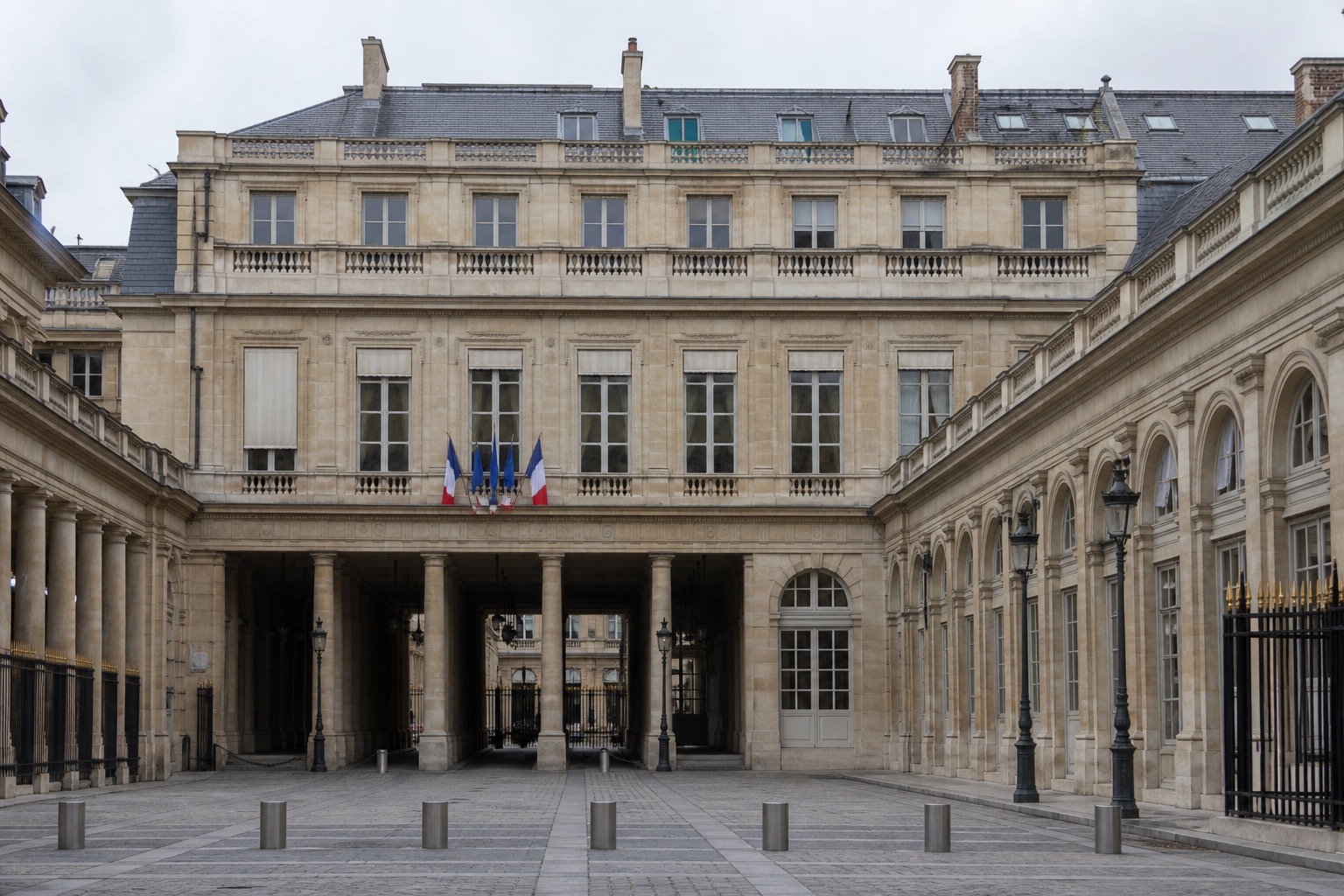 Façade institutionnelle du Conseil constitutionnel, à Paris.
