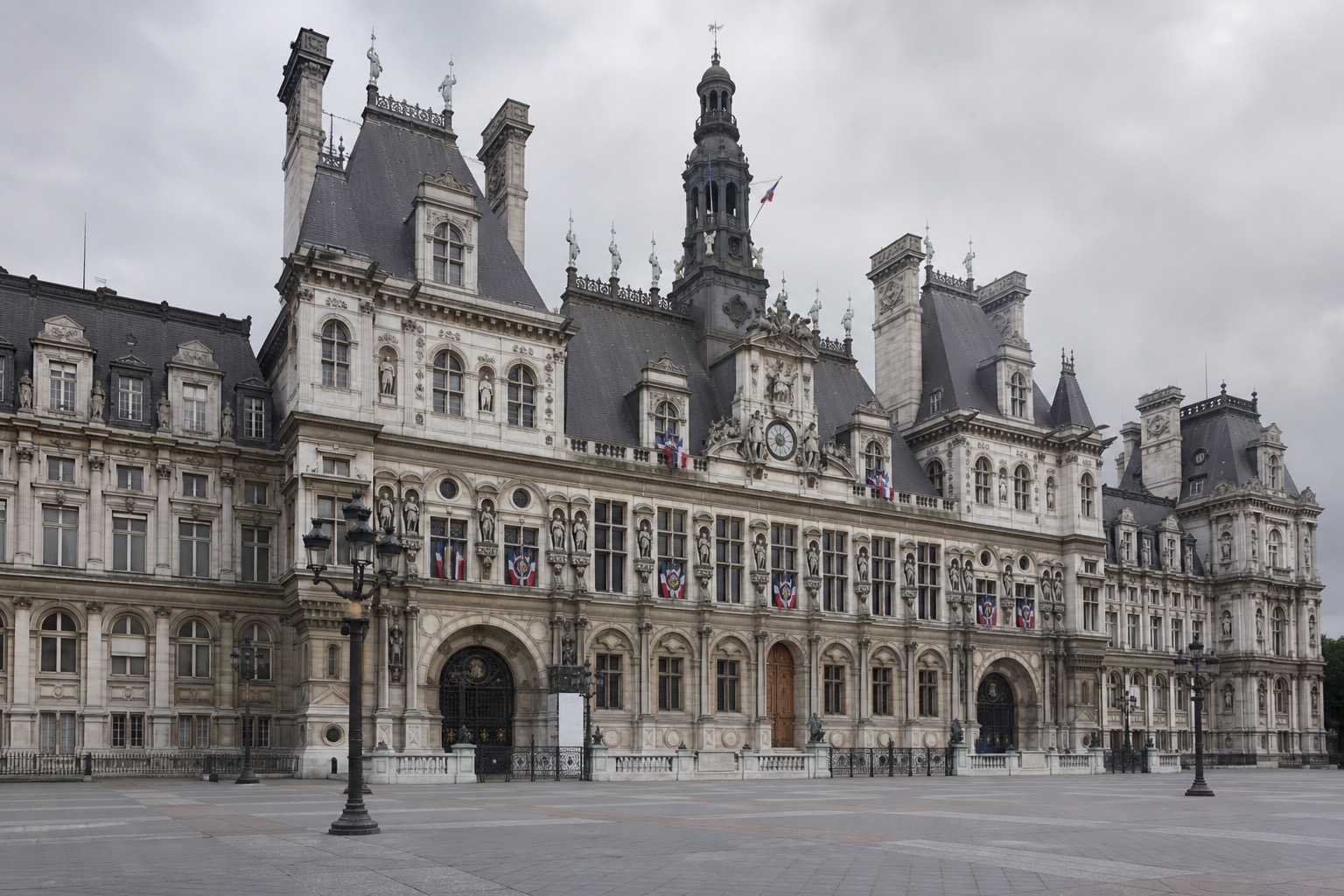 L’hôtel de Ville de Paris, place de l’Hôtel-de-Ville.