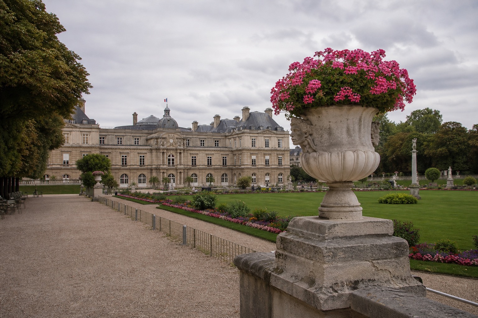 Le jardin du Luxembourg, devant le palais du Sénat, à Paris.