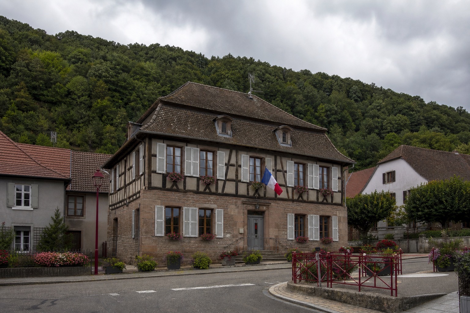 Mairie d’un village d’Alsace, drapeau tricolore au fronton.