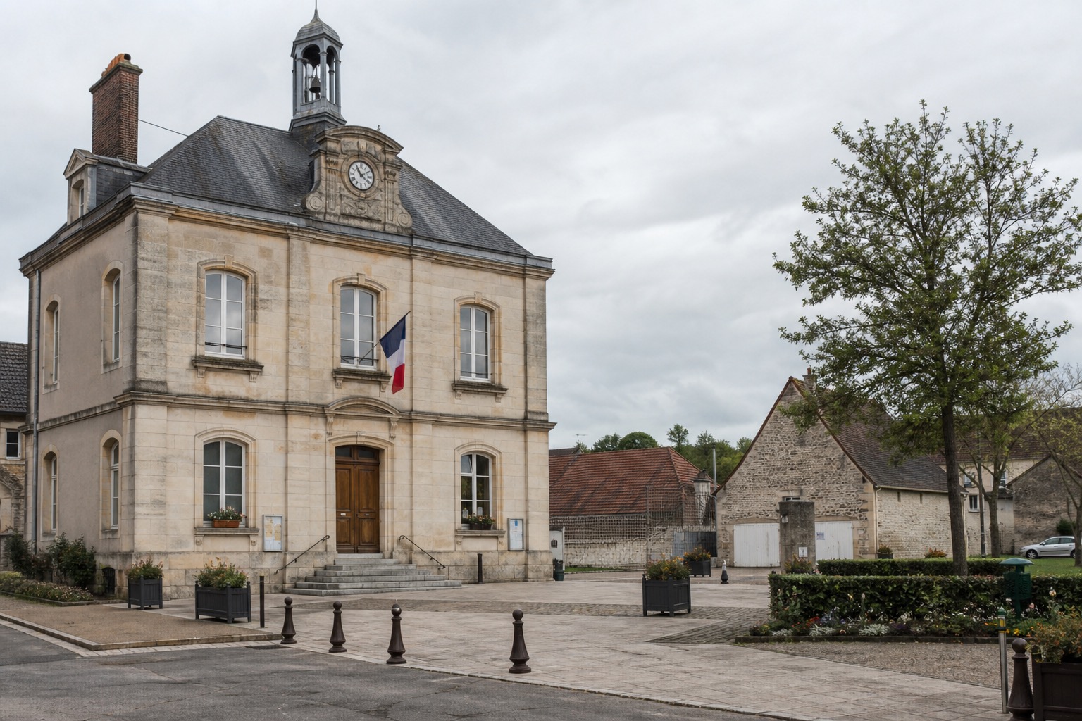 Mairie d’une commune rurale française, drapeau tricolore au fronton.