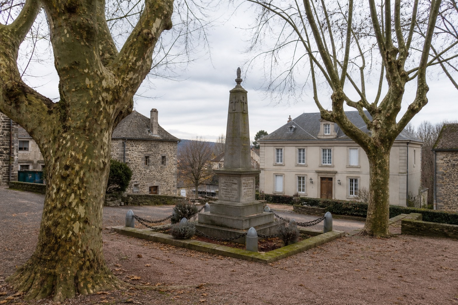 Place de mairie dans une commune française, monument aux morts.