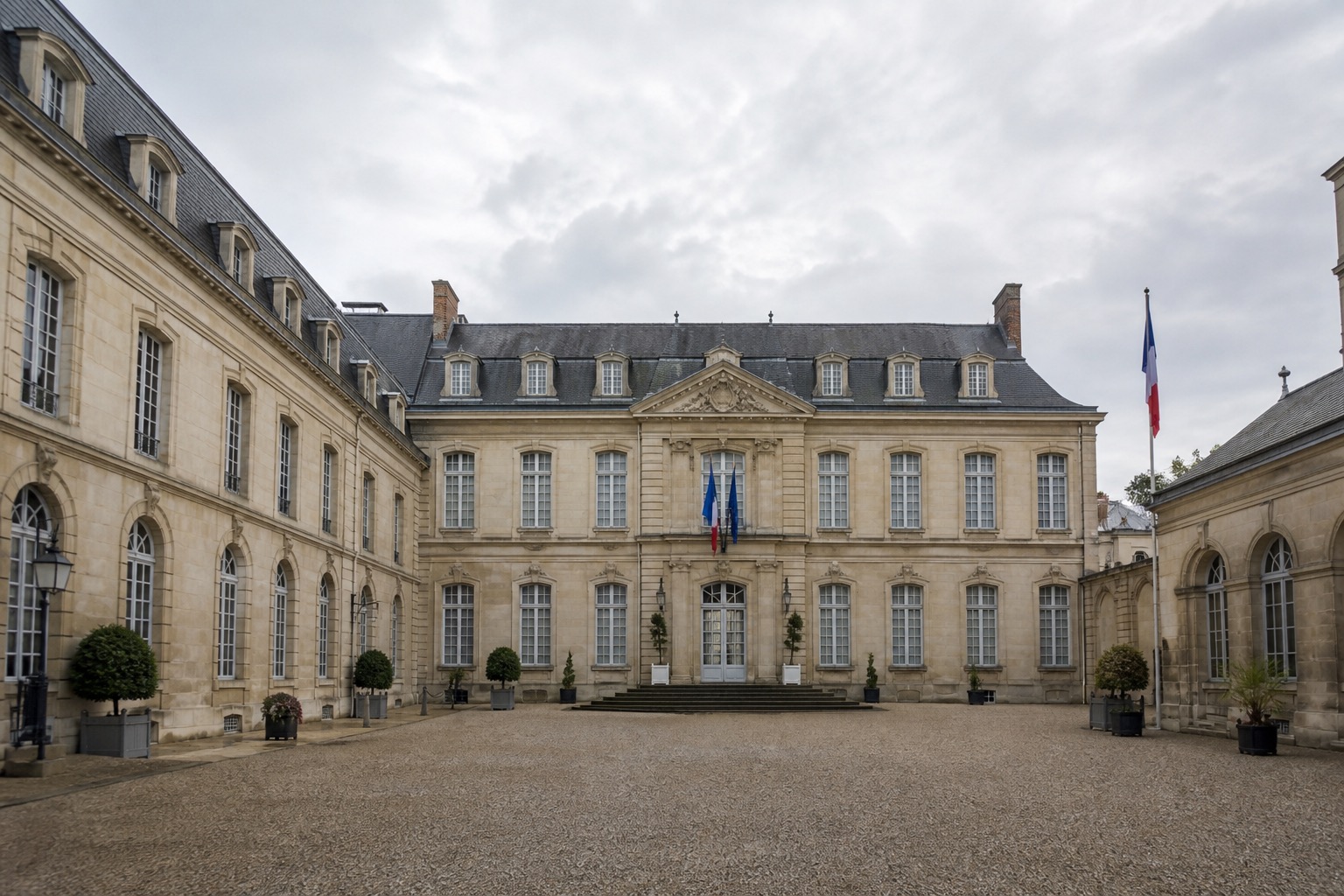 Hôtel de préfecture, cour d’honneur, en France.