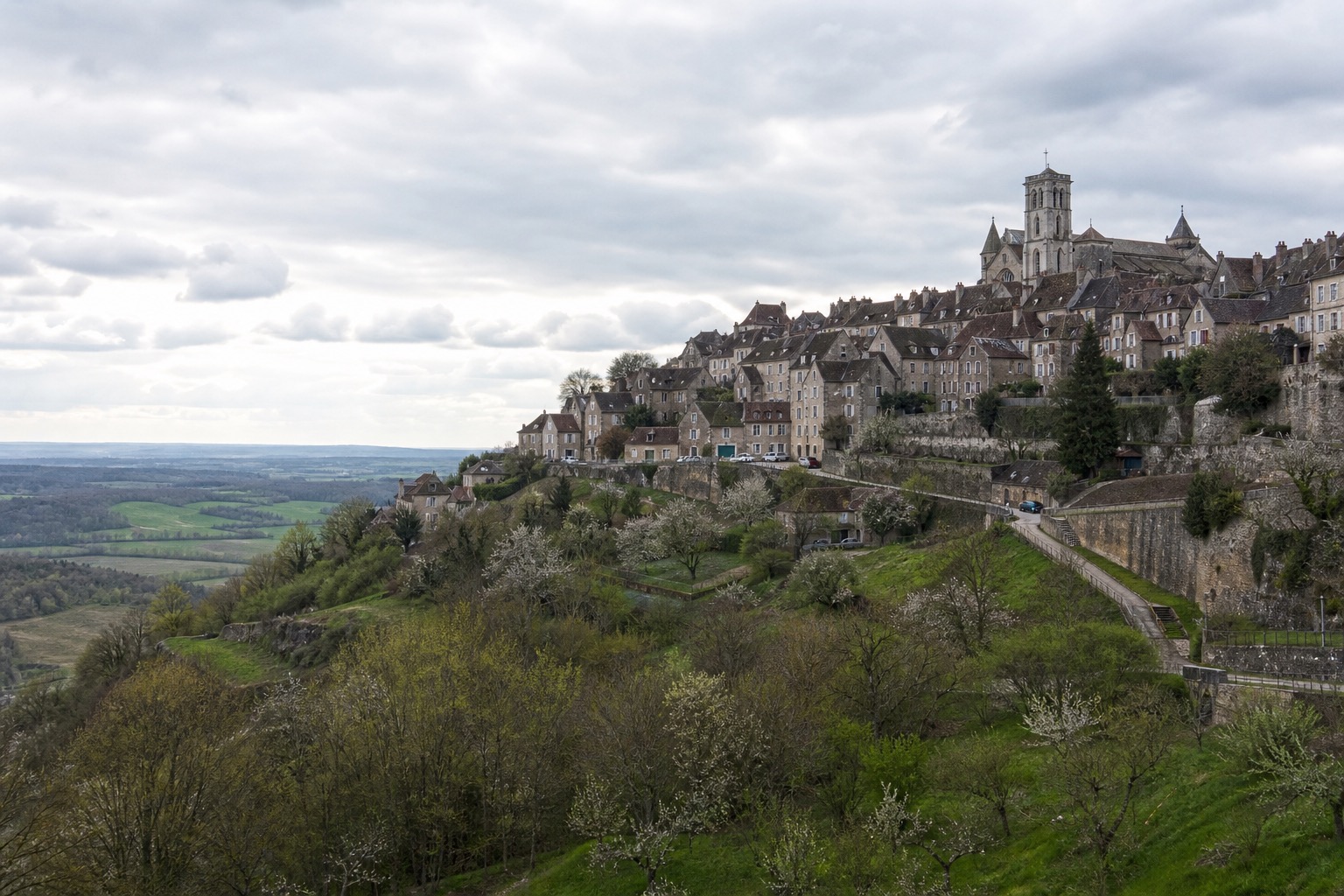 Village de colline dans le Morvan, en Bourgogne.
